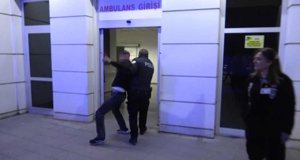 Aksaray'da Bıçaklı Kavga: Yaralı Hastanede Olay Çıkardı