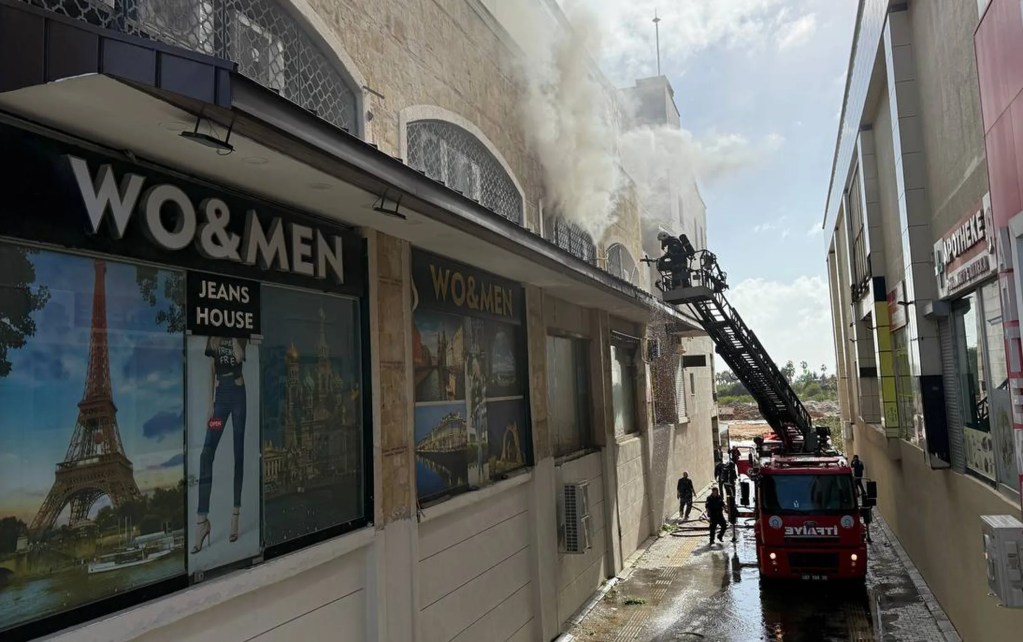 Antalya'da Alışveriş Merkezindeki Yangın Kontrol Altına Alındı