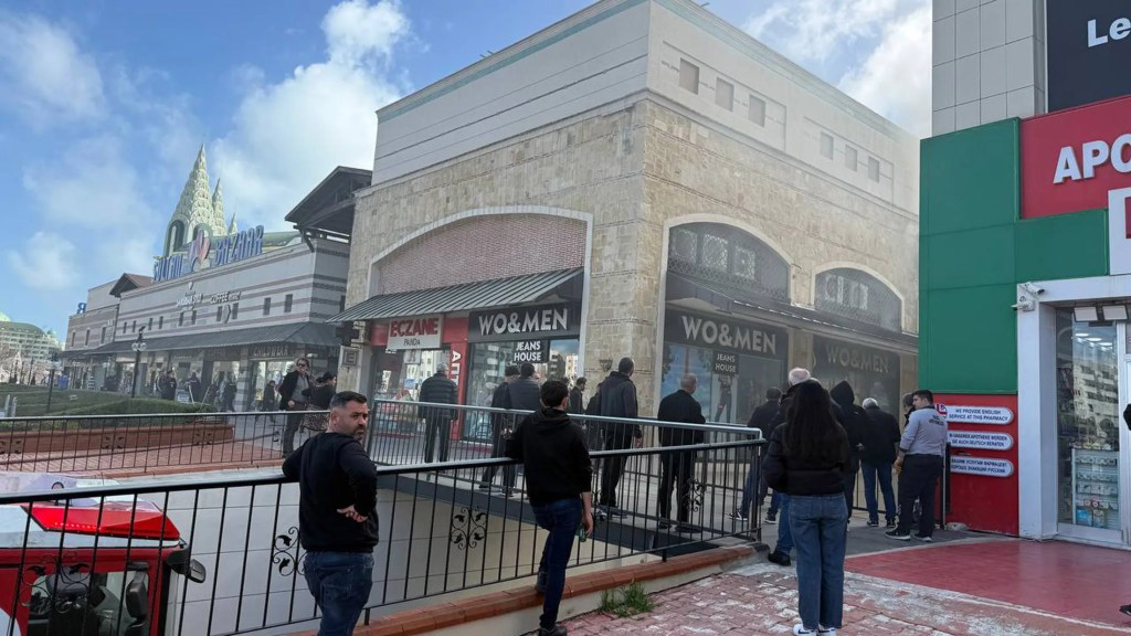 Antalya'da Alışveriş Merkezindeki Yangın Kontrol Altına Alındı