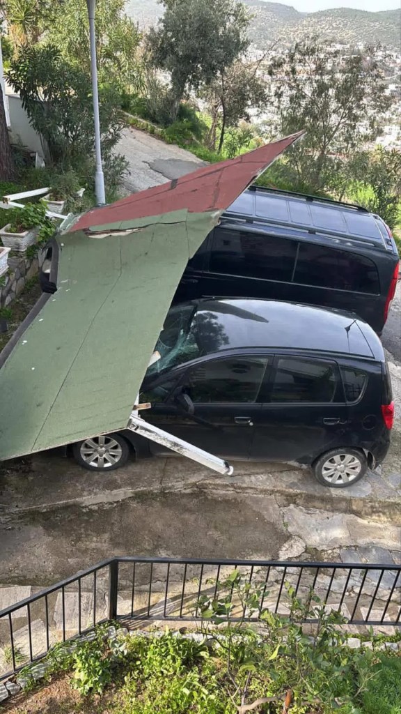 Bodrum'da Fırtına Araçlara Zarar Verdi