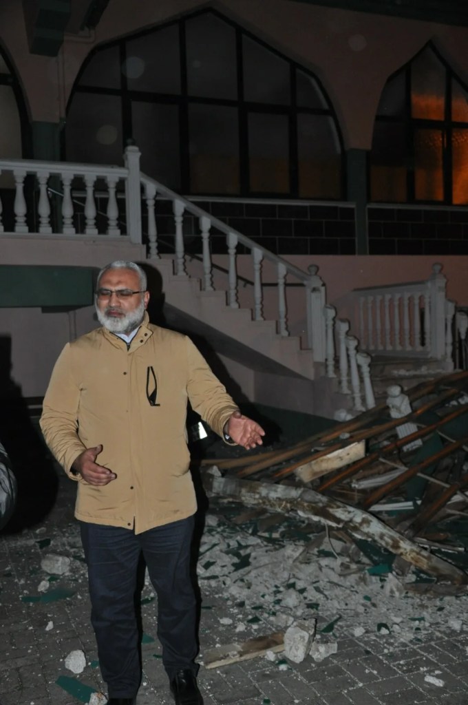 Manisa'da Şiddetli Rüzgar: Minare Külahı Uçtu, Ağaçlar Devrildi