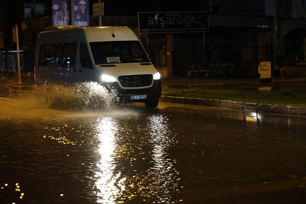 İzmir'de Sağanak Yağış Hayatı Felç Etti
