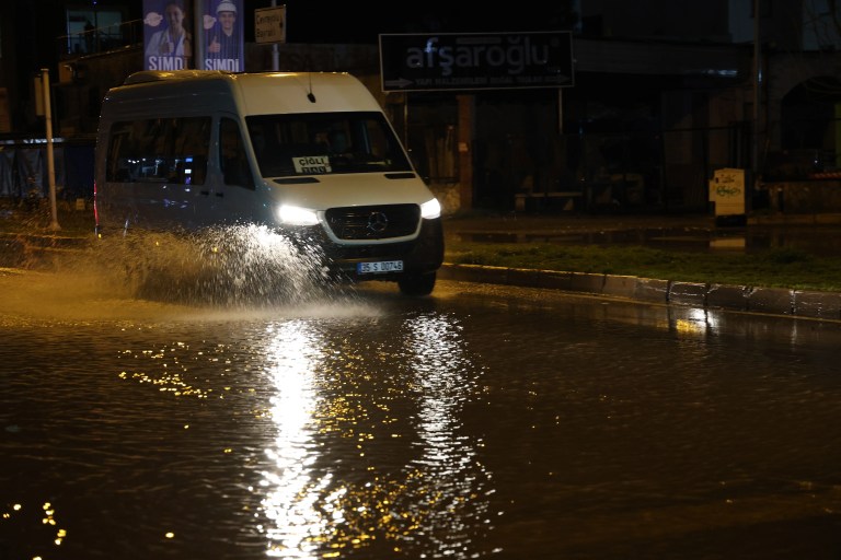 İzmir'de Sağanak Yağış Hayatı Felç Etti