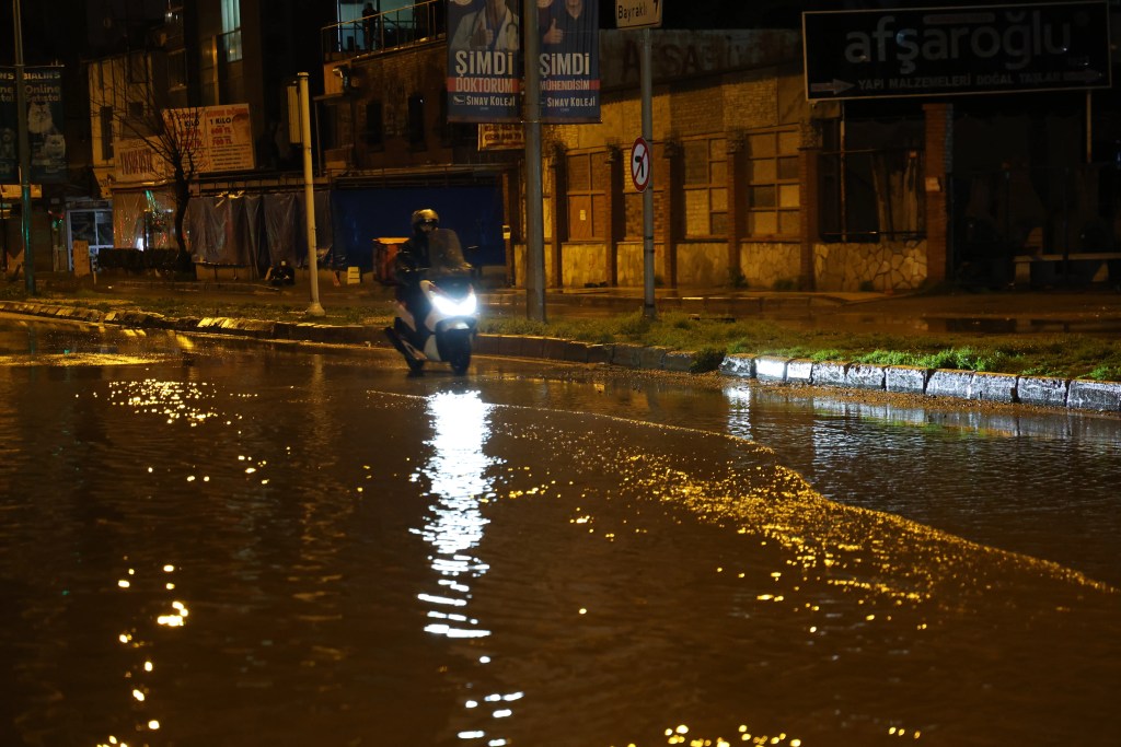 İzmir'de Sağanak Yağış Hayatı Felç Etti