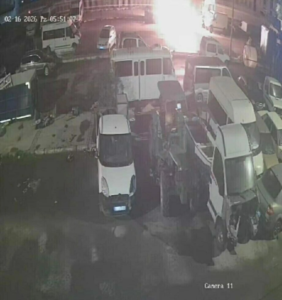 İzmir'de Hurda Otobüste Yangın: Bir Genç Hayatını Kaybetti