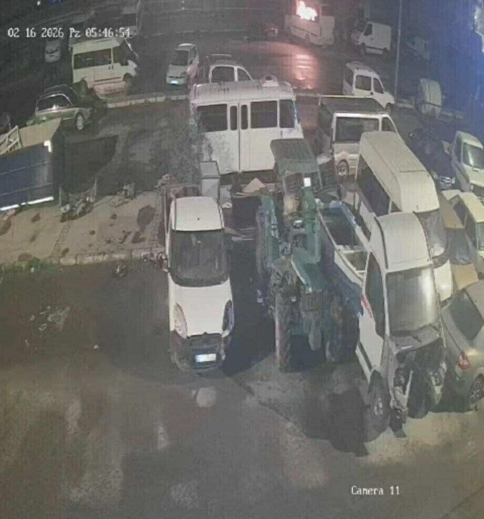 İzmir'de Hurda Otobüste Yangın: Bir Genç Hayatını Kaybetti