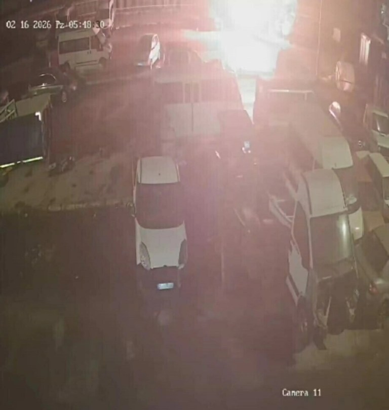 İzmir'de Hurda Otobüste Yangın: Bir Genç Hayatını Kaybetti