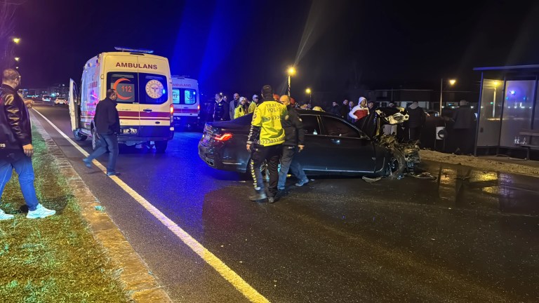 Düzce'de Otomobil Halk Otobüsüne Çarptı: 5 Yaralı