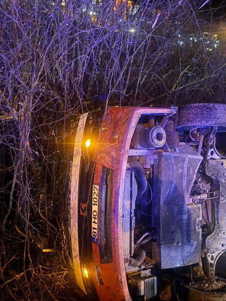 Düzce'de Otomobil Halk Otobüsüne Çarptı: 5 Yaralı