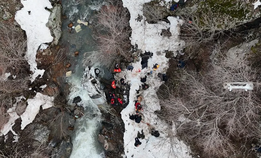 Bitlis'te Araç Dereye Uçtu: 3 Ölü, 5 Yaralı