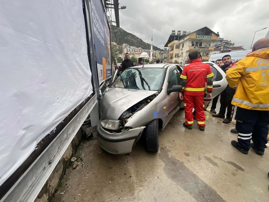 Fethiye'de Kaza: İstinat Duvarına Çarpan Araçta 1 Ölü, 3 Yaralı