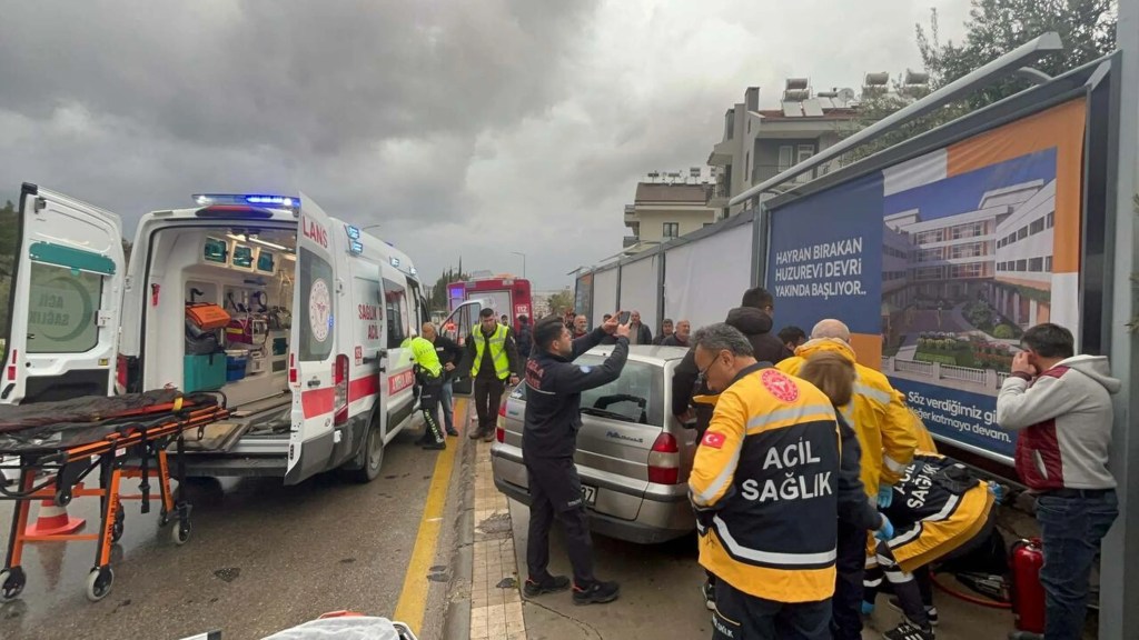 Fethiye'de Kaza: İstinat Duvarına Çarpan Araçta 1 Ölü, 3 Yaralı