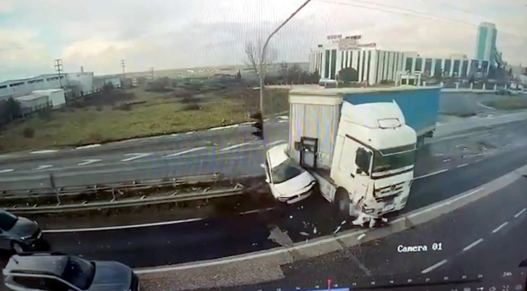 Tekirdağ'da TIR Kırmızı Işıkta Otomobile Çarptı