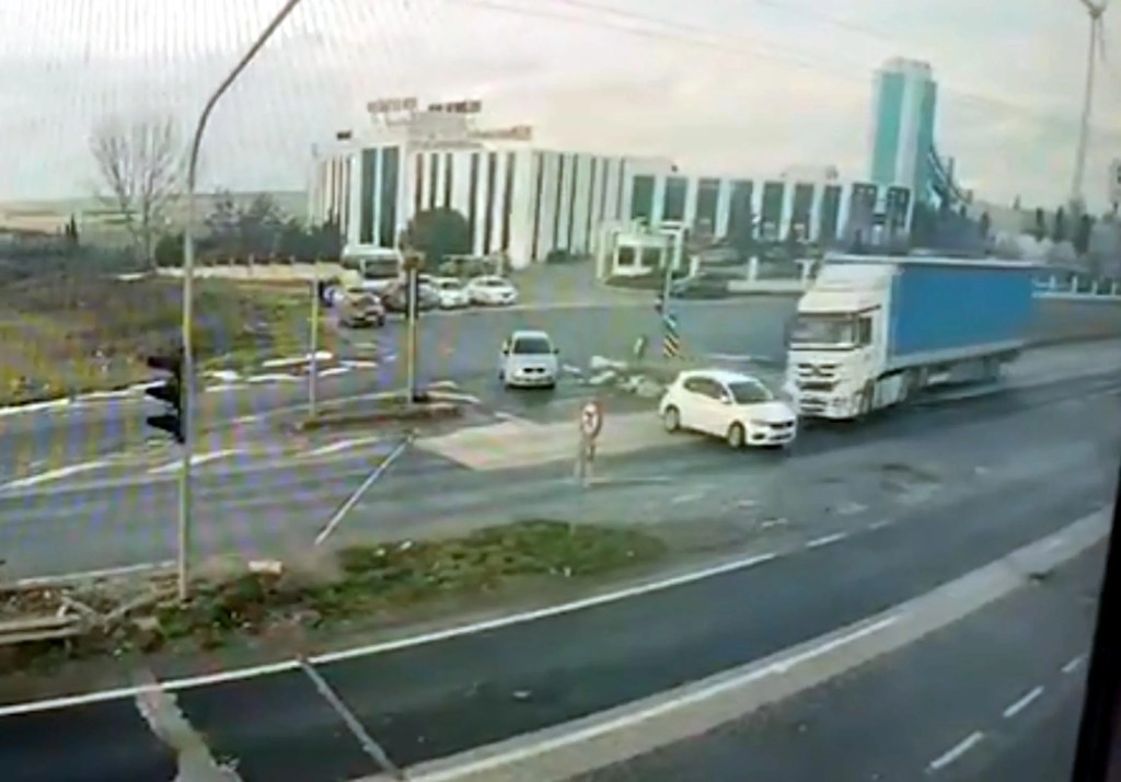 Tekirdağ'da TIR Kırmızı Işıkta Otomobile Çarptı