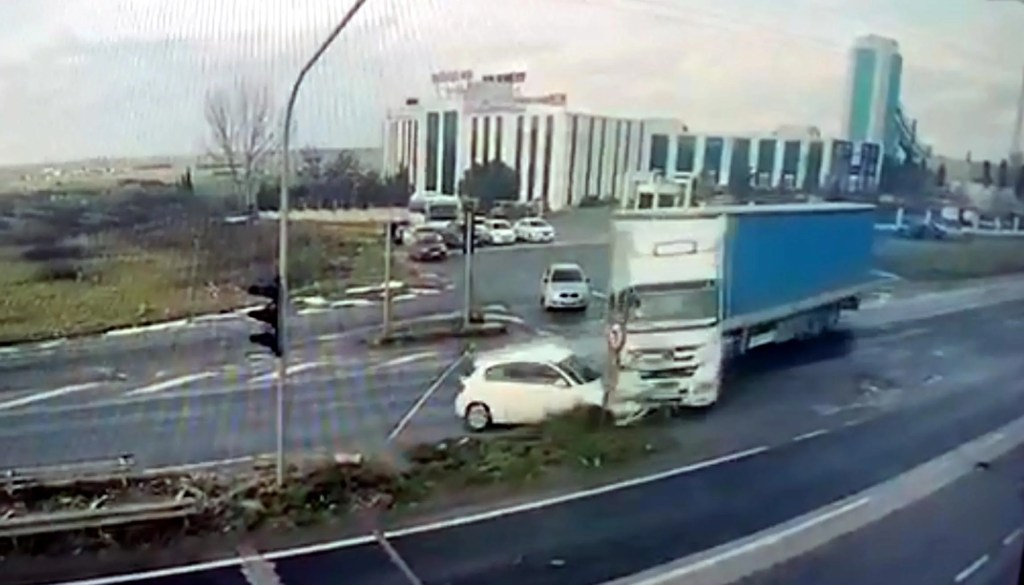 Tekirdağ'da TIR Kırmızı Işıkta Otomobile Çarptı