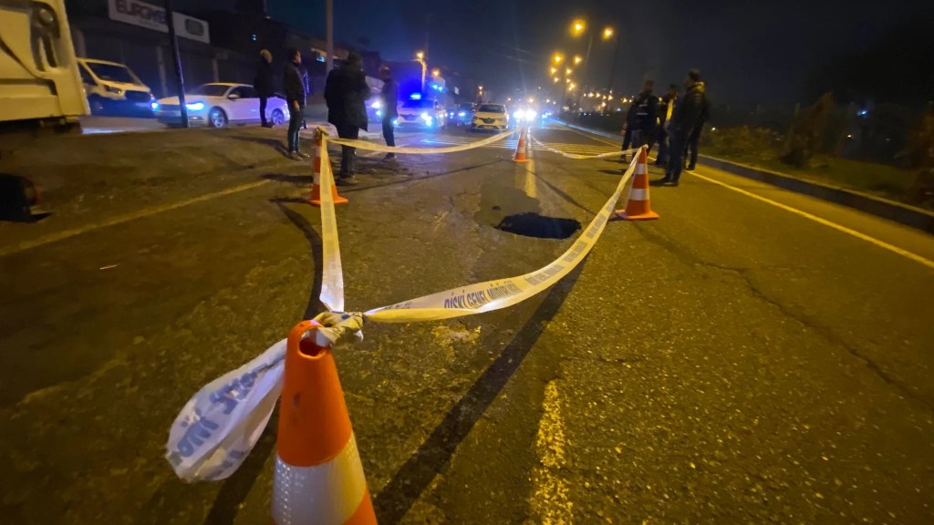 Diyarbakır'da Yol Çökmesi Trafiği Aksattı