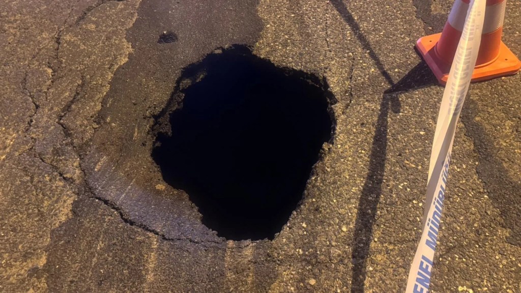 Diyarbakır'da Yol Çökmesi Trafiği Aksattı