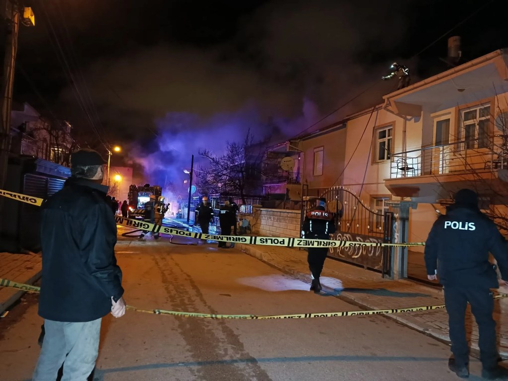 Karaman'da Çatı Yangını Bitişikteki Binaya Sıçradı