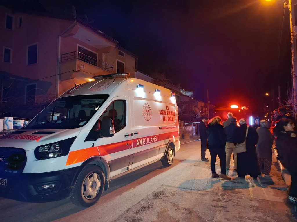 Karaman'da Çatı Yangını Bitişikteki Binaya Sıçradı