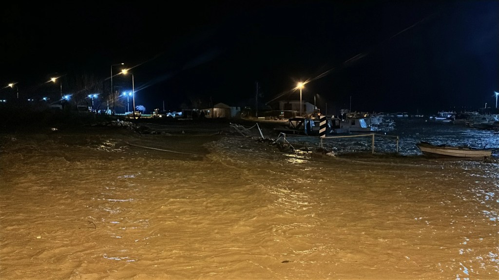 Çanakkale'de Sağanak Yağış Taşkınlara Neden Oldu