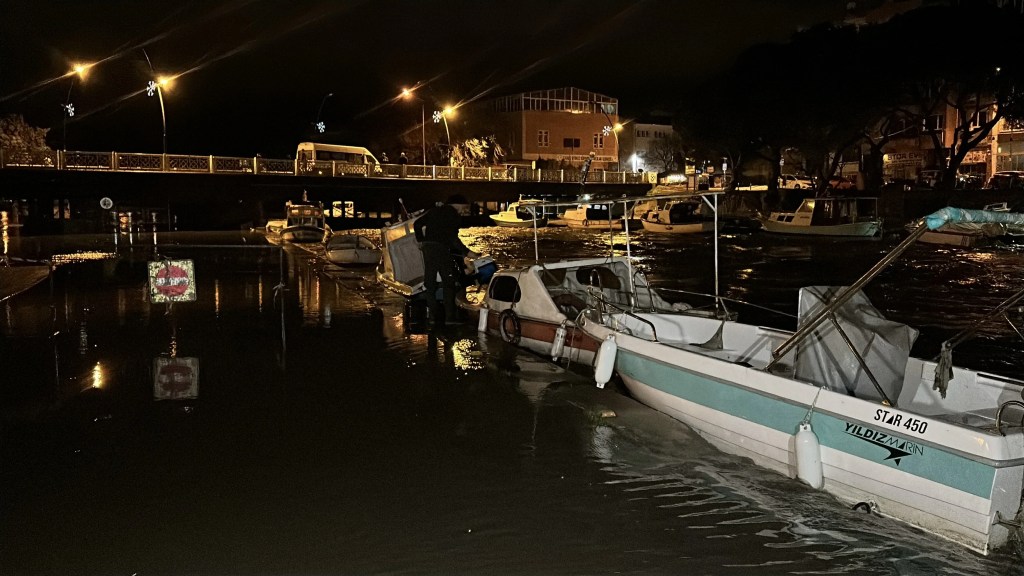 Çanakkale'de Sağanak Yağışlar Hayatı Felç Etti