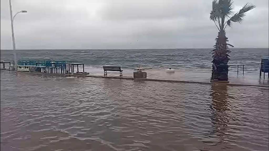 Gemlik'te Fırtına Deniz ve Karayı Birleştirdi