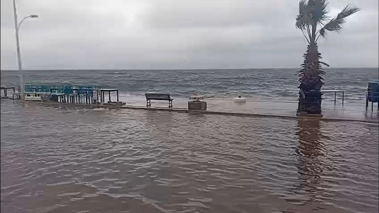 Gemlik'te Fırtına Deniz ve Karayı Birleştirdi