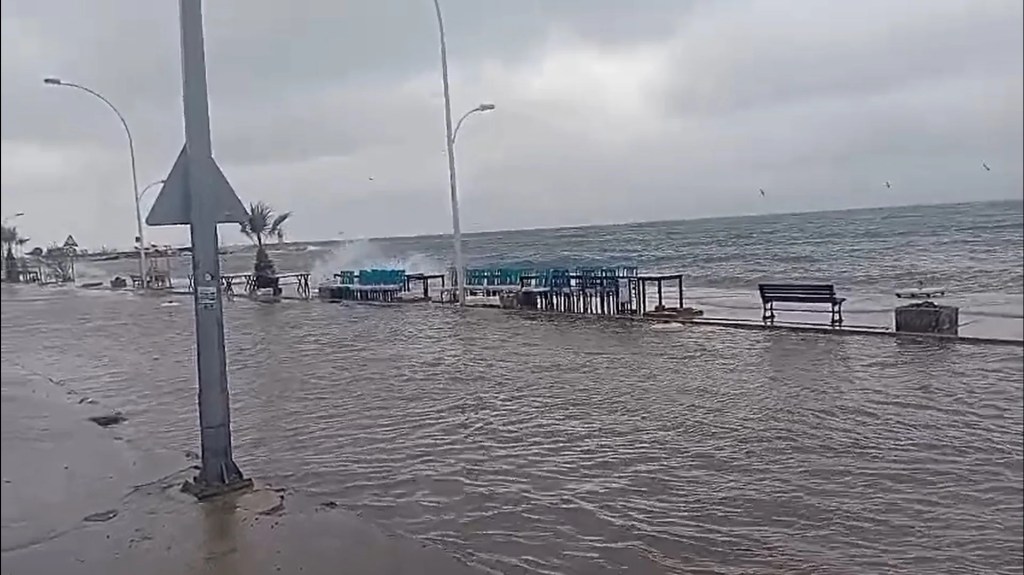 Gemlik'te Fırtına Deniz ve Karayı Birleştirdi