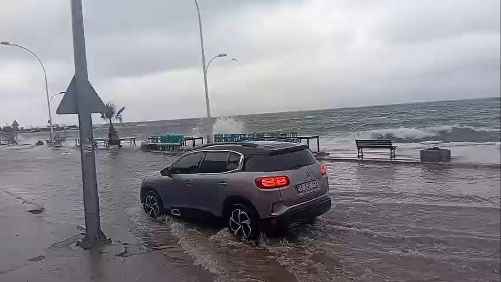 Gemlik'te Fırtına Deniz ve Karayı Birleştirdi