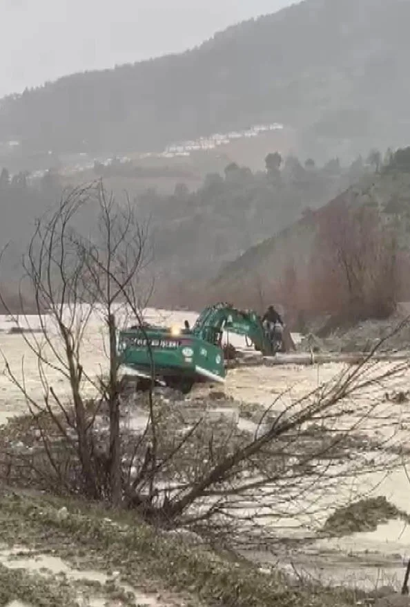 Kahramanmaraş'ta Dere Taştı, Vatandaş İş Makinesiyle Kurtarıldı