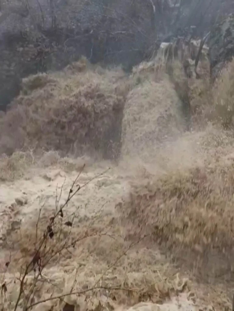 Kahramanmaraş'ta Dere Taştı, Vatandaş İş Makinesiyle Kurtarıldı