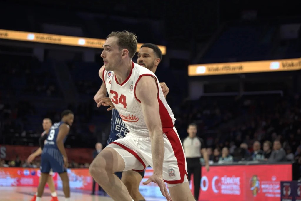 Anadolu Efes Bahçeşehir Koleji'ni Mağlup Etti