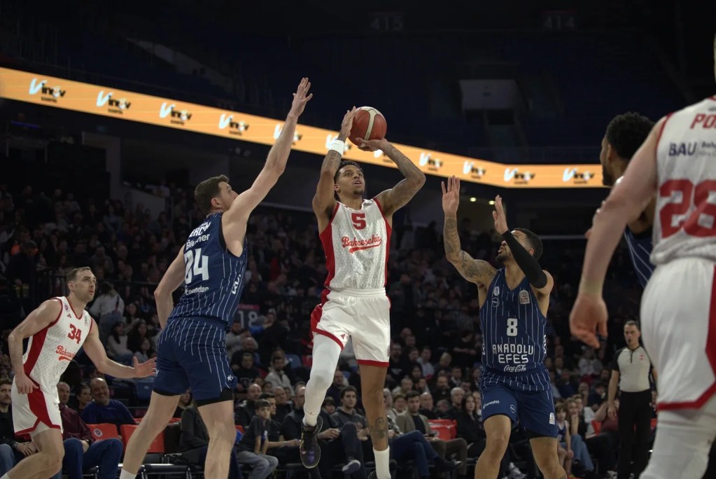 Anadolu Efes Bahçeşehir Koleji'ni Mağlup Etti