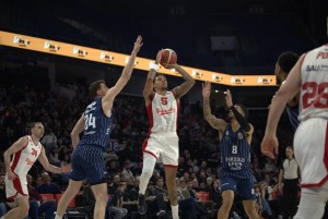 Anadolu Efes Bahçeşehir Koleji'ni Mağlup Etti
