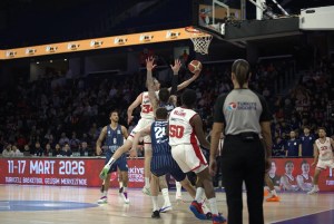 Anadolu Efes Bahçeşehir Koleji'ni Mağlup Etti