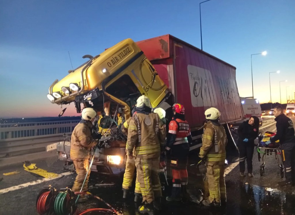 Kuzey Marmara Otoyolu'nda Kamyon TIR'a Çarptı