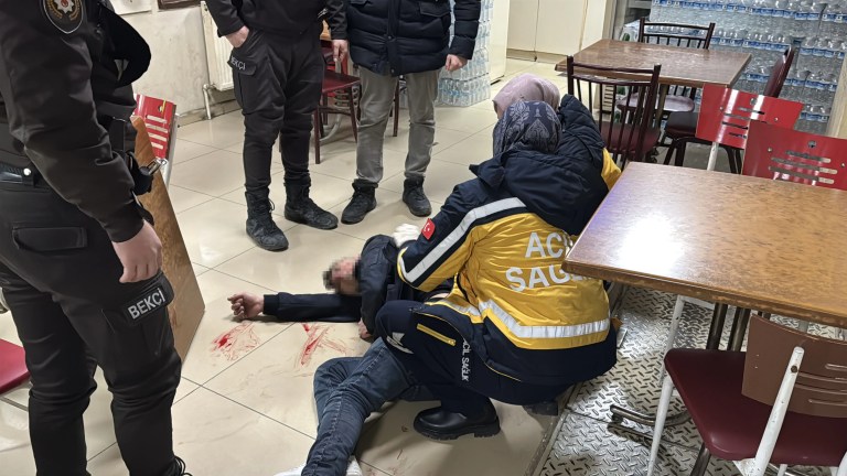 Kütahya'da Çayevinde Bıçaklı Saldırı Anı Kamerada