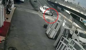 Üniversiteli Genç Kız Köpekten Kaçarken Otobüs Çarptı