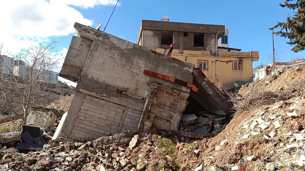 Adıyaman'da Aşırı Yağış İki Katlı Binayı Çöktürdü