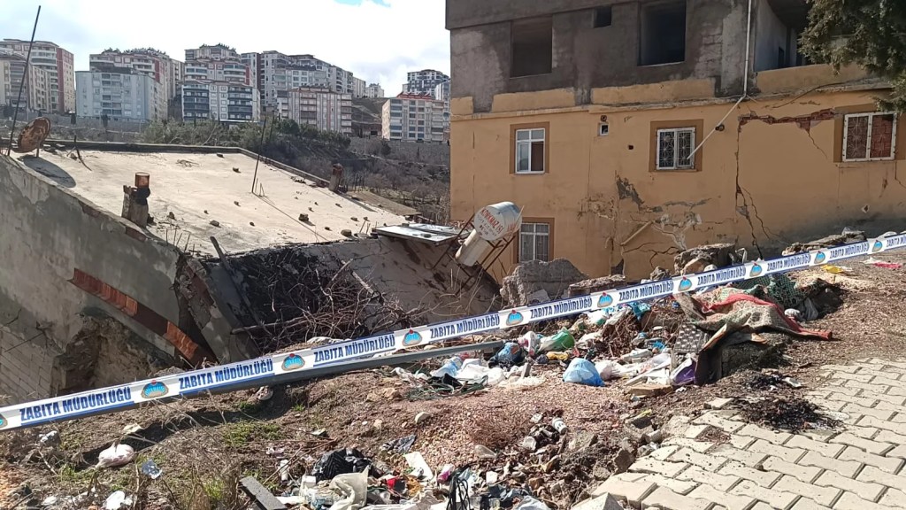 Adıyaman'da Aşırı Yağış İki Katlı Binayı Çöktürdü