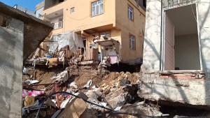 Adıyaman'da Aşırı Yağış İki Katlı Binayı Çöktürdü