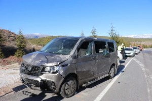 Denizli'de Kamyonet ve Minibüs Çarpıştı: İki Kişi Hayatını Kaybetti