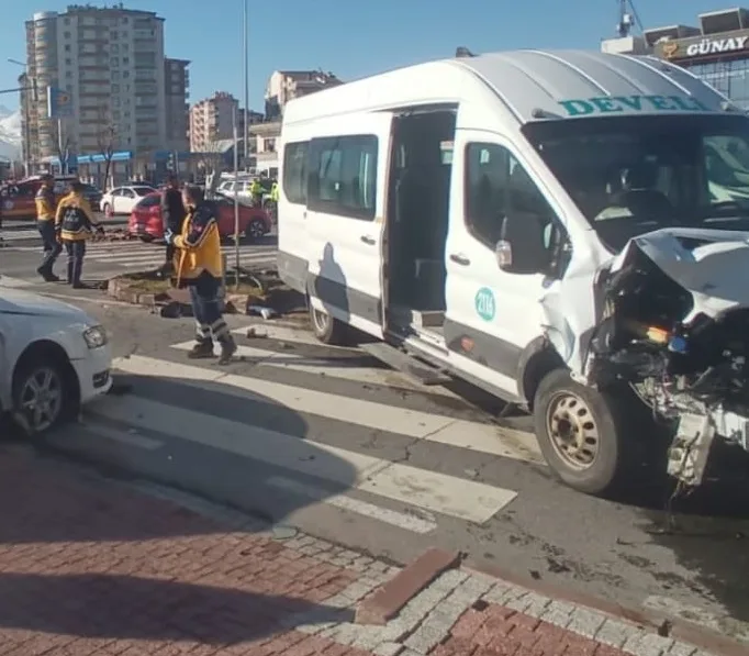 Kayseri'de Trafik Kazası: 14 Kişi Yaralandı