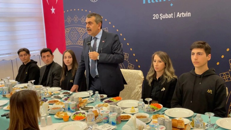 Bakan Tekin Öğrencilerle İftar Sofrasında Buluştu