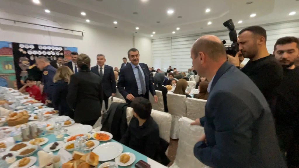 Bakan Tekin Öğrencilerle İftar Sofrasında Buluştu