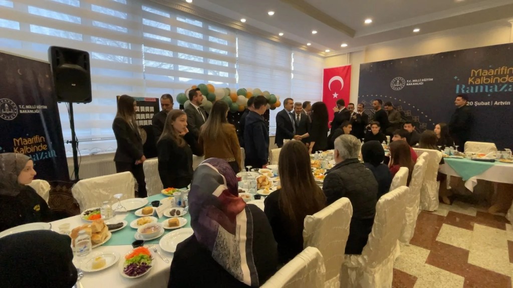 Bakan Tekin Öğrencilerle İftar Sofrasında Buluştu