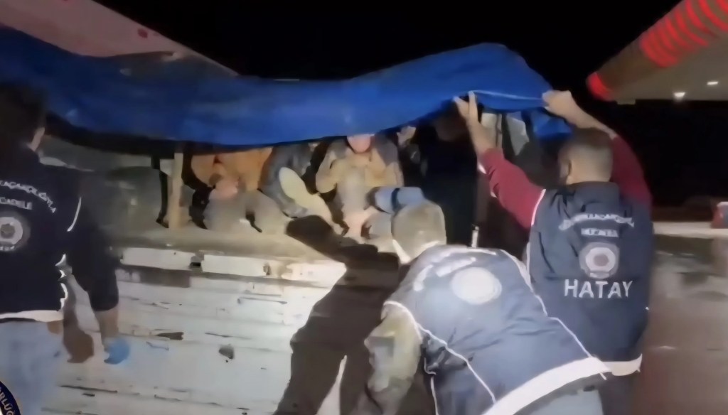 Hatay'da TIR Dorsesinde 12 Kaçak Göçmen Yakalandı