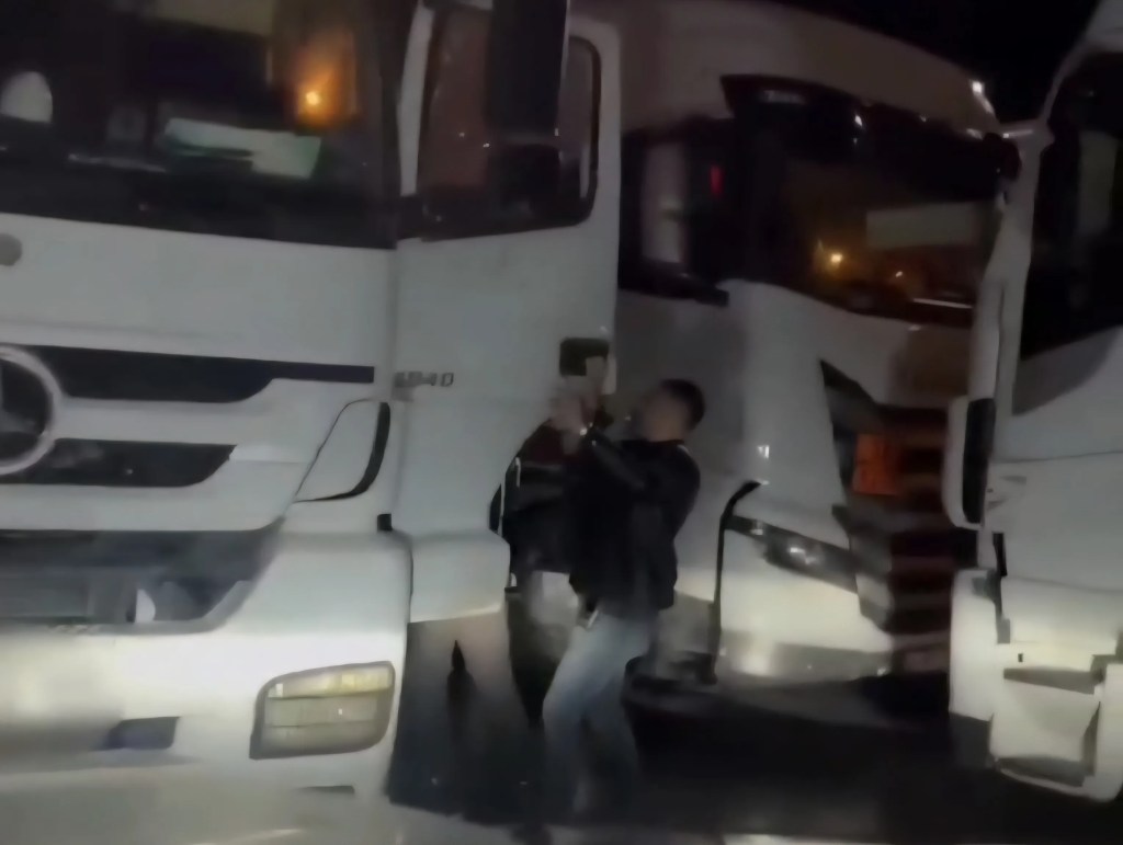 Hatay'da TIR Dorsesinde 12 Kaçak Göçmen Yakalandı