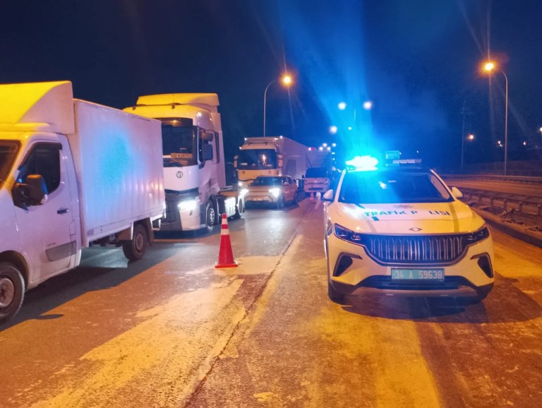 Büyükçekmece'de TIR Devrildi, Şoför Yaralandı