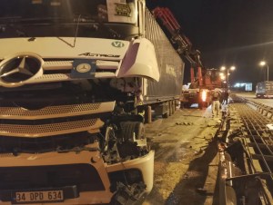 Büyükçekmece'de TIR Devrildi, Şoför Yaralandı